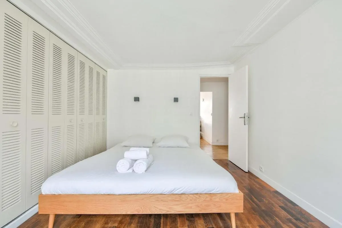Superb T2 Haussmanien Avec Balcon A 10Min Des Galeries Lafayette Apartment Paris France