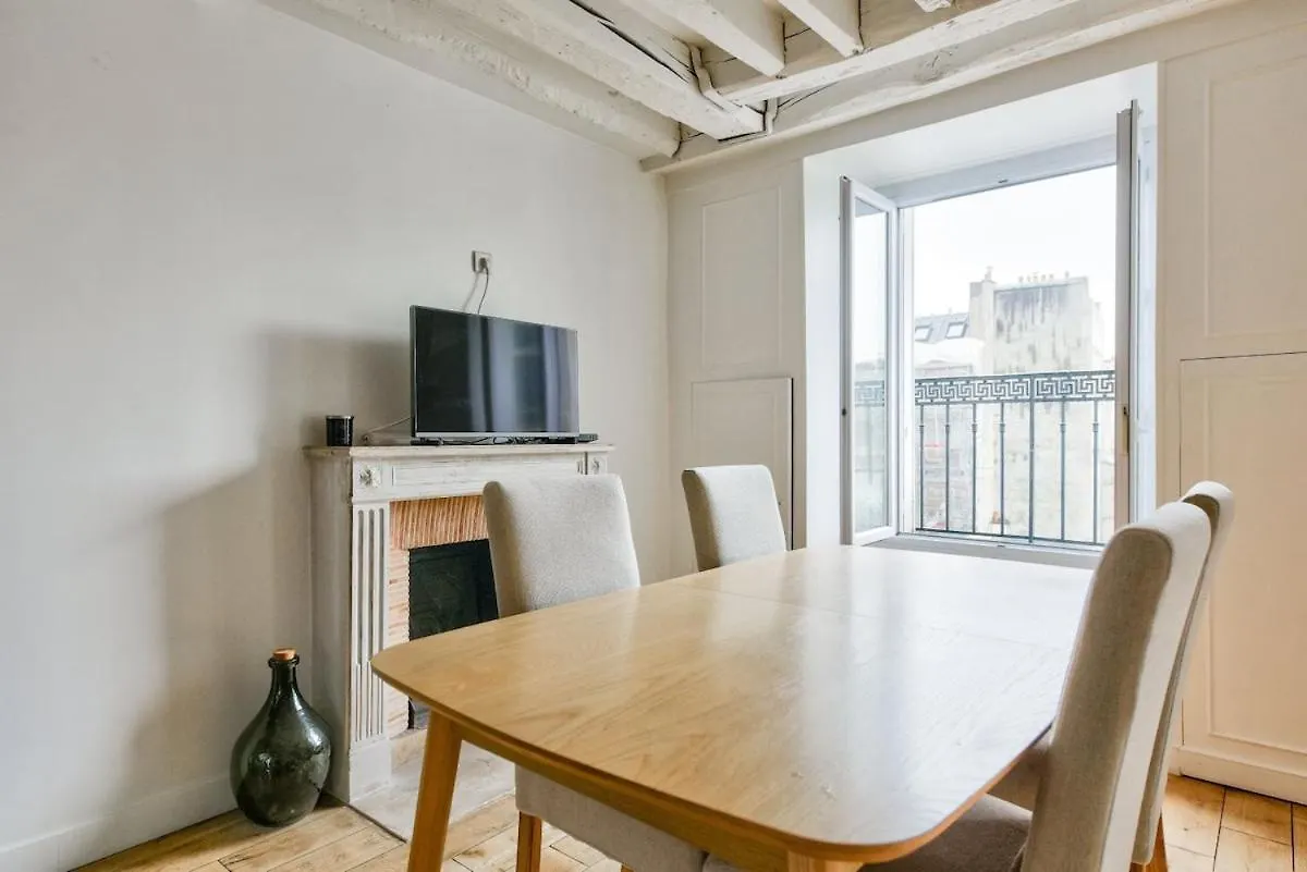 Апартаменты Superb T2 Haussmanien Avec Balcon A 10Min Des Galeries Lafayette Париж