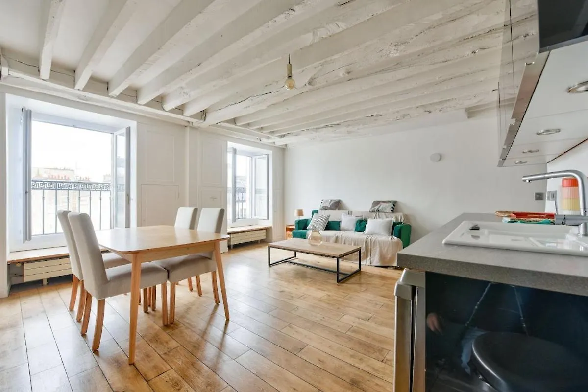 Апартаменты Superb T2 Haussmanien Avec Balcon A 10Min Des Galeries Lafayette Париж